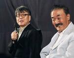 　舞台あいさつする、飯塚事件を題材にした映画「正義の行方」の木寺一孝監督（左）＝２８日午後、福岡市