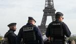 　パリのエッフェル塔近くをパトロールする警官＝２０２３年１０月（ＡＰ＝共同）