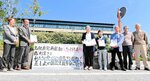 ６千筆を超える署名を提出した「島根原発２号機運転差止仮処分申立てを応援する会」のメンバーら＝１２日、松江市母衣町