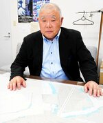 港湾図を見ながらクルーズ船の寄港時のイメージを膨らます森脇さん＝２２日、境港市上道町