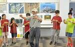 　「防災教育」でロープの結び方を体で覚える小学生たち＝宮城県東松島市