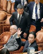 　衆院予算委に臨む松野官房長官（中央）。手前は岸田首相＝８日午前