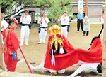 三柱神社の境内で奉納された麒麟獅子舞＝２８日、新温泉町福富