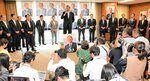 石破氏の出陣式に集まった国会議員らと報道陣＝１２日、東京・永田町の自民党本部