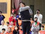 　親子向けのゴルフイベントでショットを披露する石川遼＝１３日、福岡県八女市