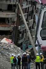 　解体作業が進む台湾東部沖地震で大きく傾いたマンション「天王星大楼」＝６日、台湾東部・花蓮（共同）
