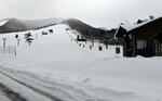 オープンを前に、一面に雪が降り積もったゲレンデ＝１８日、大山町大山のだいせんホワイトリゾート