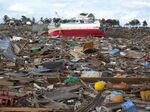 流された住宅地に乗り上げた小型船＝２０１１年４月４日、福島県相馬市内