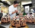 クリスマスを控え、ケーキ作りにいそしむ小林オーナーシェフ＝２２日、鳥取市宮長のパティスリープードル