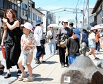 歩行者天国となった道路を歩く観光客ら＝１１日、鳥取県境港市本町