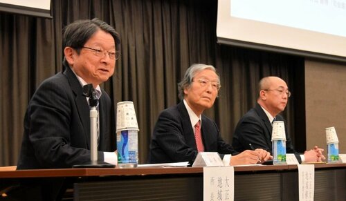 石破政権が進める「地方創生２・０」などについて意見を交わす片山氏（左）ら＝７日、東京都豊島区の大正大