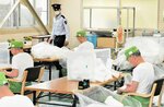 今年１月に試行を開始した工場で刑務作業を行う受刑者ら＝２７日、鳥取市下味野の鳥取刑務所