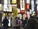 　韓国・ソウル中心部の飲食店街を行き交う人たち＝１月（共同）