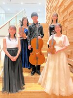 同じ学校の音楽仲間たちと一緒にコンサートを開く坂口さん（前列右）と浜田さん（同左）ら＝東京都調布市の桐朋学園（提供）