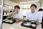 　香川県立三本松高校の学食で談笑する生徒＝９月、東かがわ市