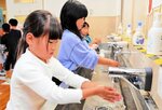 掃除終了後に手洗いをする児童。兵庫県内ではインフルエンザによる学級閉鎖などが相次いでいる＝１０月３１日、新温泉町浜坂の浜坂北小