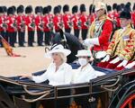 　馬車でバッキンガム宮殿に向かわれる皇后さまとカミラ王妃＝２５日、ロンドン（代表撮影・共同）