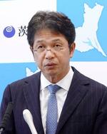 　茨城県庁で記者会見する大井川和彦知事＝１９日午後