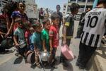 　１９日、パレスチナ自治区ガザ北部で食料配給の列に並ぶ住民ら（ゲッティ＝共同）