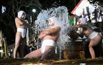 神事「寒中みそぎ」で冷水を浴びて身を清める下帯姿の「行修者」＝１３日夜、北海道木古内町の佐女川神社