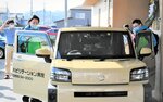 被災地に向かうため車に乗り込む鳥取ＪＲＡＴのメンバーたち＝１月５日、米子市錦海町３丁目の錦海リハビリテーション病院