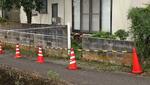 　上２段が崩れ男児がけがをしたブロック塀（右側）＝２６日午後、福井県鯖江市