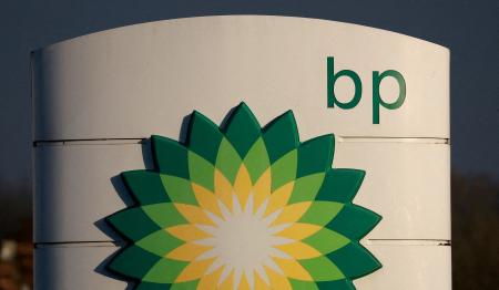 　ＢＰの石油施設に掲げられたロゴ＝２０２３年２月、英リバプール（ロイター＝共同）