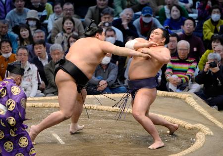 　阿炎（左）に攻められる豊昇龍。突き出しで敗れる＝エディオンアリーナ大阪