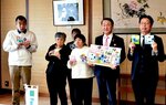 ファミリーマートで販売されている山陰ご当地フォントのシール紙を手にする平井知事（右から２人目）ら＝２８日、鳥取県庁