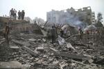 　イスラエル軍の空爆で崩壊したモスクや建物＝９日、パレスチナ自治区ガザ（ゲッティ＝共同）