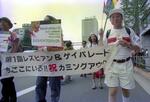 　「第１回レズビアン＆ゲイパレード」に参加した南定四郎さん（右）＝１９９４年８月２８日、東京・西新宿（退色による色ムラがあります）