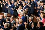 　イスラエルのネタニヤフ首相の演説中、拍手で応じる米議員ら＝２４日、ワシントン（ゲッティ＝共同）
