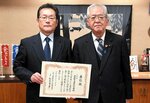 賞状を浜崎議長（右）から受け取る小林校長＝１２日、鳥取県庁