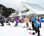 積雪に恵まれ多くの利用者でにぎわったスキー場＝２９日、若桜町〓米のわかさ氷ノ山スキー場