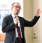 従業員が「辞めたくない」と感じる職場環境づくりについて解説する松田代表＝２５日、ＪＲ倉吉駅構内のエキパル倉吉