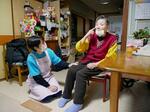 　小崎美津子さん（右）宅を訪れた「熊本市社会福祉事業団」の女性訪問ヘルパー＝１６日、熊本市（画像の一部を加工しています）