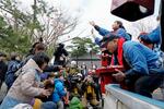 　石川県輪島市の重蔵神社で行われた節分の豆まき＝３日午前