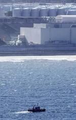 　８月、処理水の放出が始まった東京電力福島第１原発の周辺海域で、放射性物質モニタリングのため海水の採取を行う船