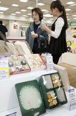 　お歳暮の店頭受け付けが始まった日本橋三越本店の売り場＝３０日午前、東京都中央区