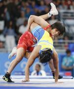 　女子５７キロ級準々決勝　エクアドル選手を攻める桜井つぐみ＝パリ（共同）