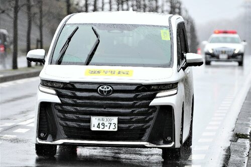 審判長車として選手を先導したヴェルファイア＝１６日、鳥取市里仁