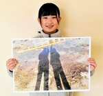 受賞作「わっしょい　校舎」を手にする松本さん＝２９日、鳥取市徳尾の世紀小