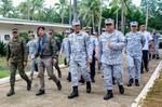 　２３日、フィリピン・パラワン島プエルトプリンセサの軍基地で、将兵らと歩くマルコス大統領（前列左から２人目）（共同）