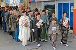　大島紬姿で商店街を練り歩く人たち＝５日午後、鹿児島県奄美市