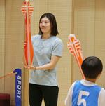 　イベントで子どもと交流する競泳女子の青木玲緒樹＝４日、大阪市