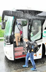 石川県珠洲市の被災者支援に向かうためバスに乗り込むボランティア＝２日、新温泉町湯
