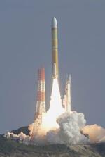 　２月、打ち上げに成功したＨ３ロケットの２号機＝鹿児島県の種子島宇宙センター