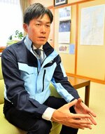 「一歩ずつ前に進みまた元気な町に戻したい」と復興に向けた意気込みを語る稲岡町長＝２０２４年１１月２６日、石川県志賀町役場