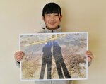 受賞作「わっしょい　校舎」を手にする松本さん＝２９日、鳥取市徳尾の世紀小