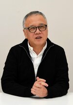 バルコスグループの成長戦略について語る山本社長＝７日、倉吉市中江のバルコス本社